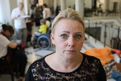 Do Sejmu nie wpuszczono fizjoterapeutów dla niepełnosprawnych. Protestująca matka załamana