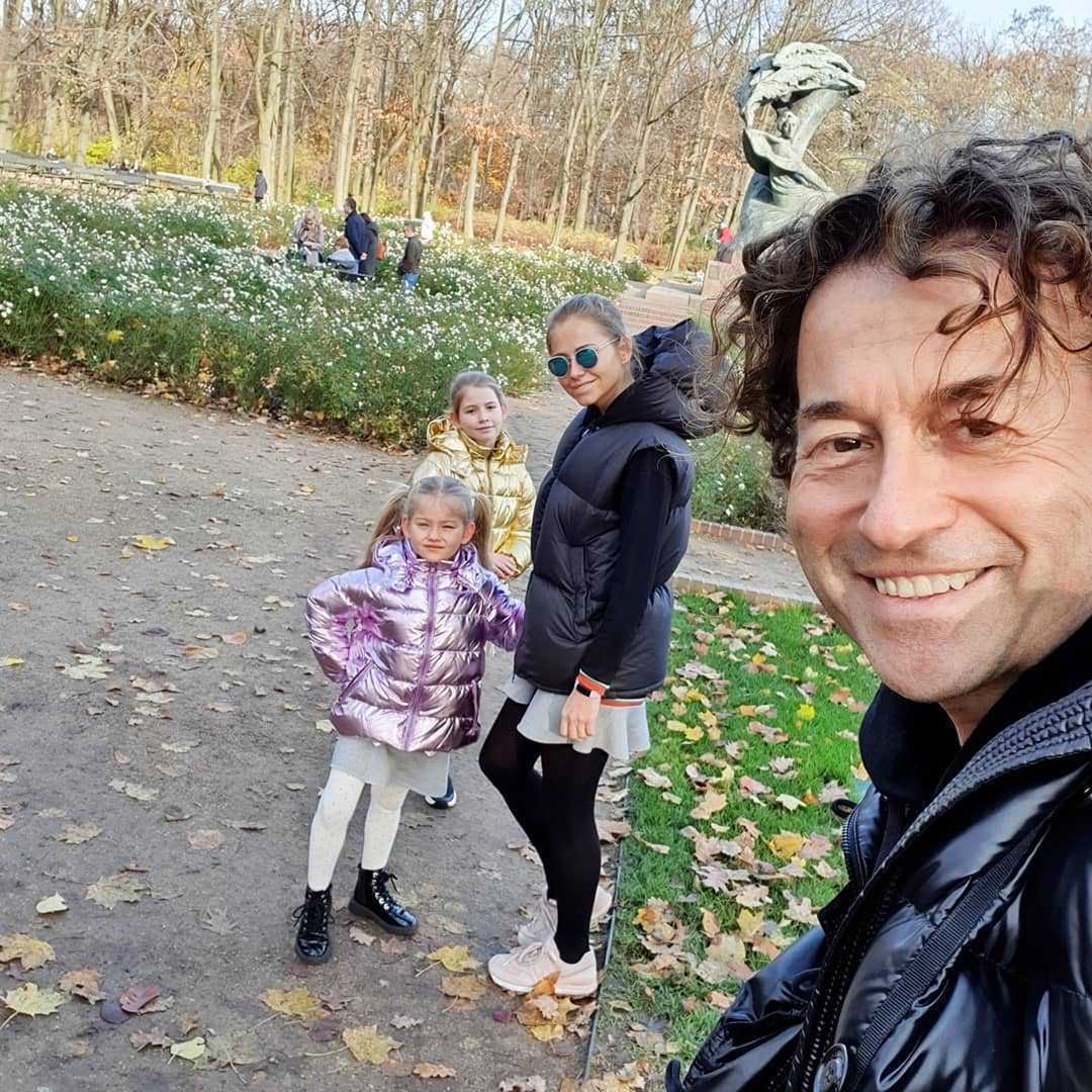 Piotr Rubik z rodziną w Łazienkach Królewskich