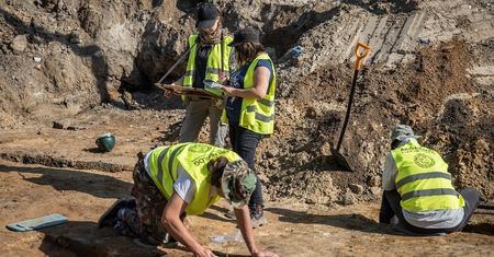 Robotnicy znaleźli prawdziwe skarby na placu Krasińskich
