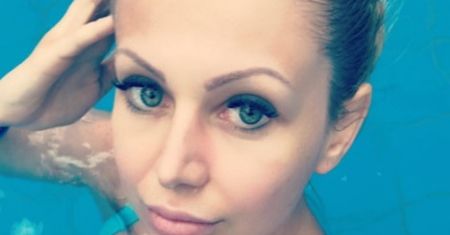Narzeczona Rutkowskiego opala się w Tunezji. Pozowała do zdjęć w dmuchanym flamingu