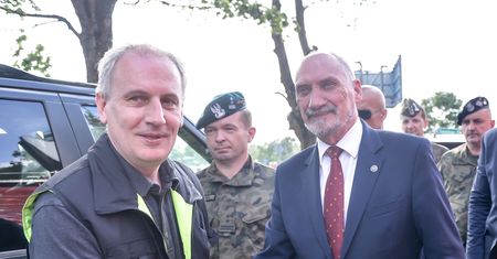 Wojewoda nie chciał wzywać wojska "do zamiatania liści". Dostał 15 tys. nagród