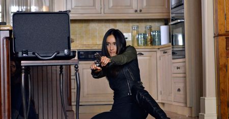 Gwiazda "Nikity", Maggie Q, z dekoltem do pasa. Musiała uważać na każdy ruch