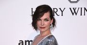 Milla Jovovich w cekinach na gali amfAR