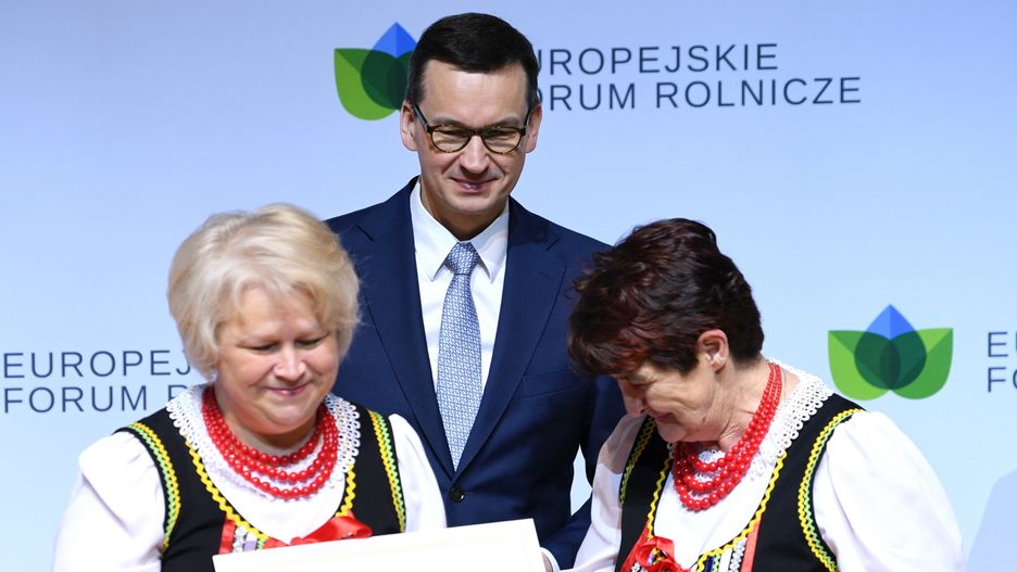 Premier Mateusz Morawiecki w trakcie wręczenia nagrody dla kół gospodyń wiejskich z różnych stron Polski