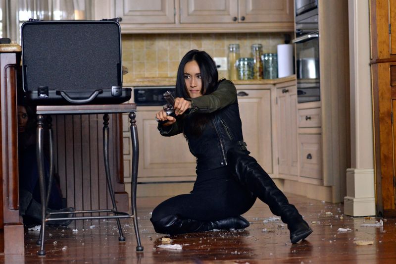 Gwiazda "Nikity", Maggie Q, z dekoltem do pasa. Musiała uważać na każdy ruch