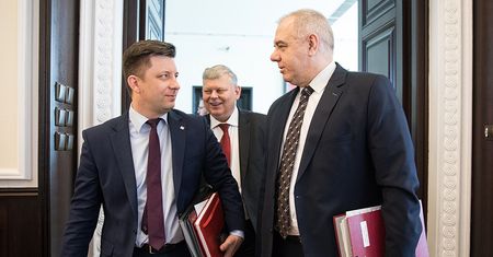 Znamy majątek kierownictwa Kancelarii Premiera. Dworczyk z długami, Anders wstydzi się wartości domu