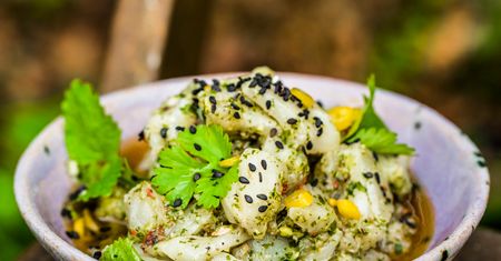 Ceviche z dorsza z melisą i kolendrą. Wykwintna przekąska z surowej ryby