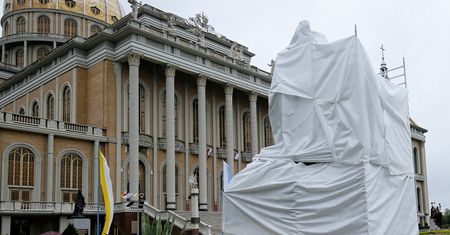 Tomasz Sekielski i "Tylko nie mów nikomu". Pomnik kustosza w Licheniu został zasłonięty