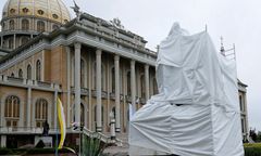 Tomasz Sekielski i "Tylko nie mów nikomu". Pomnik kustosza w Licheniu został zasłonięty