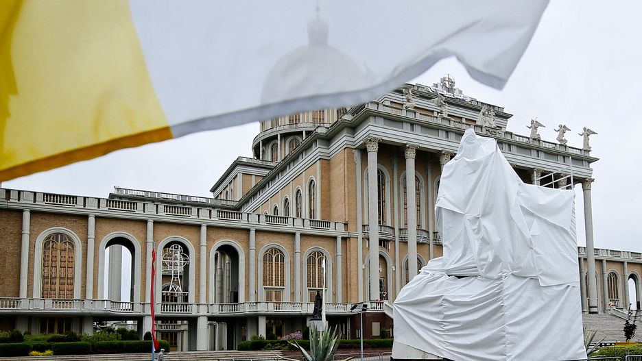 Zasłonięty pomnik ks. Eugeniusza Makulskiego z papieżem