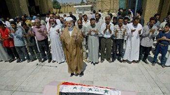 Sunnici przed meczetem Abu Hanifa