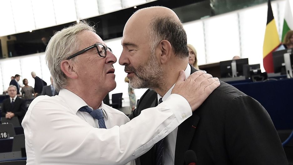 Przewodniczący KE Juncker z komisarzem Moscovicim