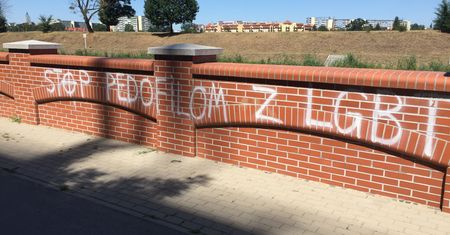 Brutalne pobicie wykładowcy we Wrocławiu. Skrytykował homofobiczny napis na murze