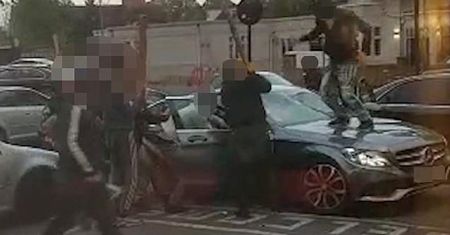 Brutalny napad na ulicy. Kilkunastu mężczyzn katowało człowieka
