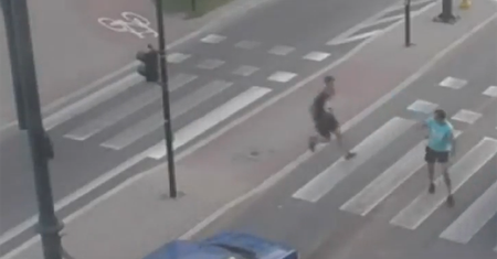 Brutalnie pobili mężczyznę, bo zwrócił im uwagę