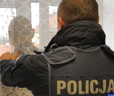Lidzbark Warmiński: poszukiwany listem gończym schował się przed policjantami... za firanką