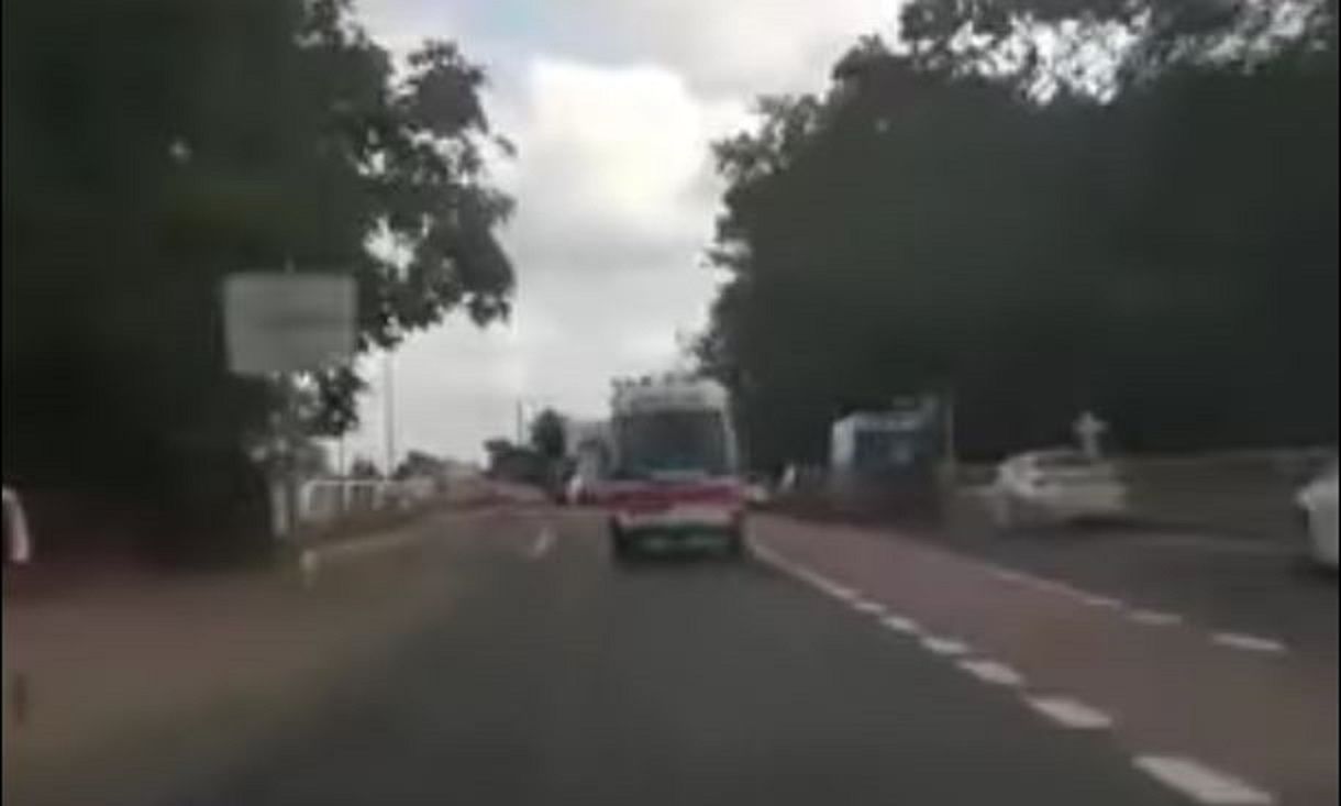 Pędził za karetką, omal nie spowodował wypadku. Szuka go policja