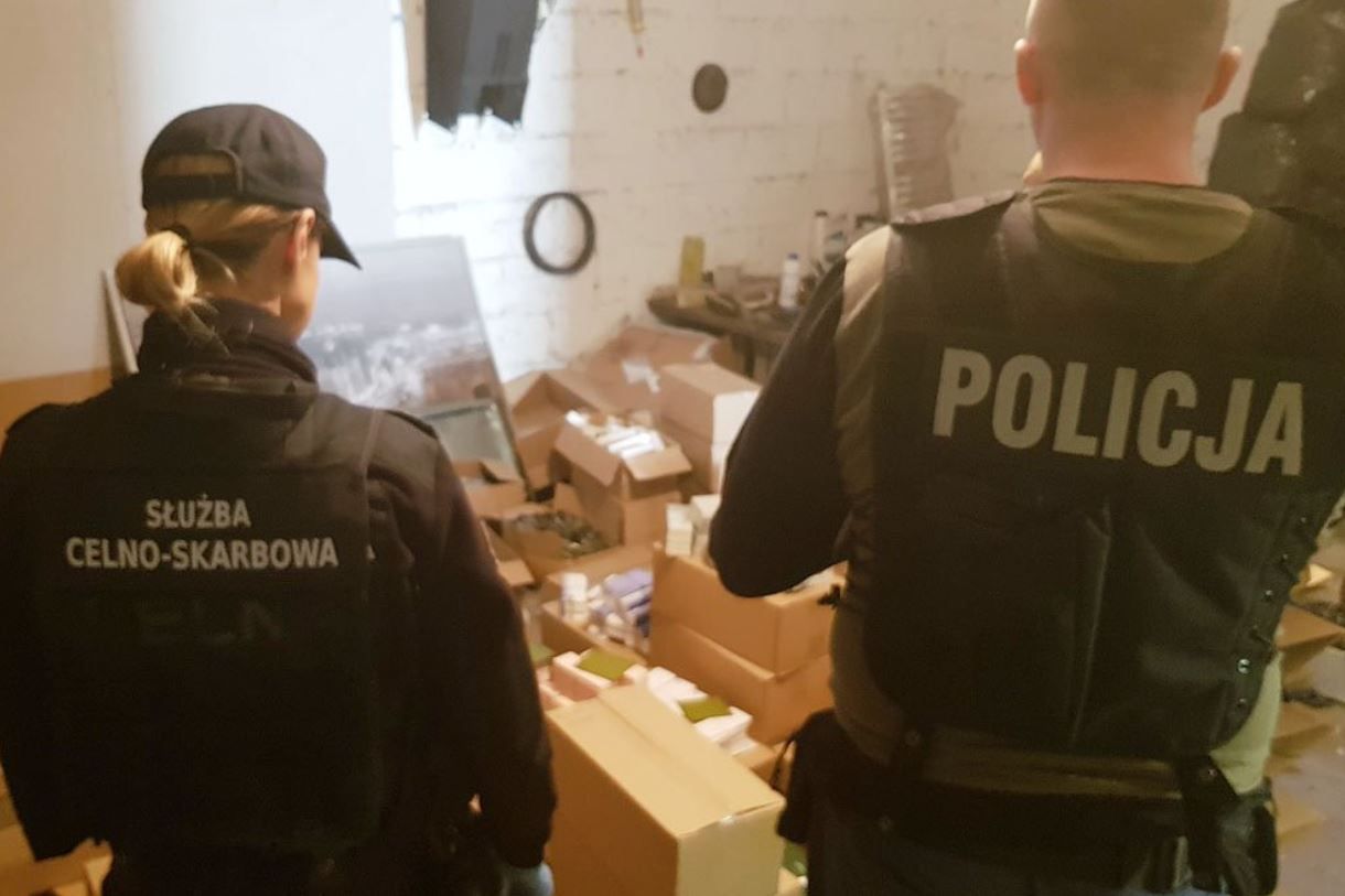 Mazowieckie: funkcjonariusze przechwycili prawie 50 tys. szt. „podróbek” m.in. perfum i odzieży o wartości niemal 7 mln. zł