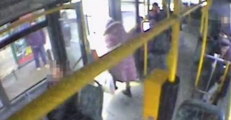 Wjechał w starszą kobietę, gdy wysiadała z autobusu. Policja prosi o pomoc