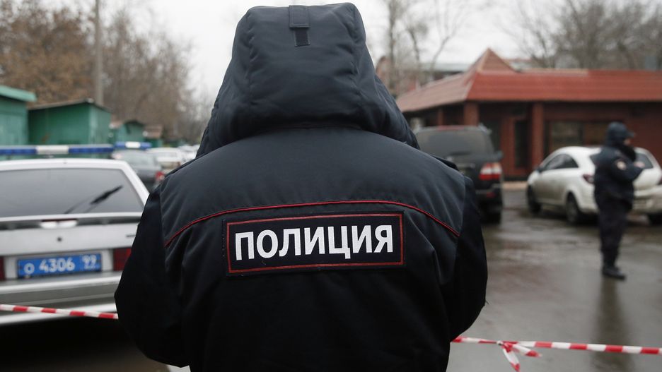 Policja przeszukuje fabrykę słodyczy w poszukiwaniu strzelca