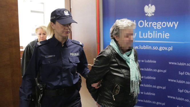 01 12 2016 LUBLIN UL KRAKOWSKIE PRZEDMIESCIE SAD OKREGOWY IV WYDZIAL KARNY N/Z WYPROWADZENIE Z SALI ROZPRAW EWY POPIOLEK OSKARZONEJ O BRUTALNE ZABOSTWO MEZAZAKAZ PUBLIKACJI NAZWISKA  OSKARZONEJFOT MACIEJ KACZANOWSKI / DZIENNIK WSCHODNI