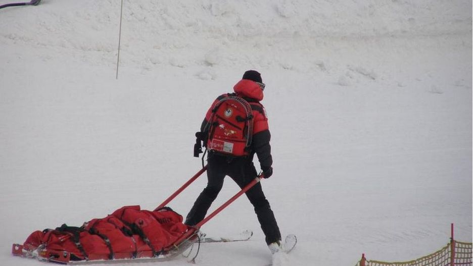 Dziecko uczyło się jeździć na nartach, kiedy wjechał w nie rozpędzony mężczyzna