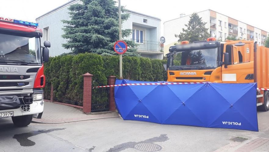 Śmieciarka potrąciła pieszą. Kobieta nie żyje