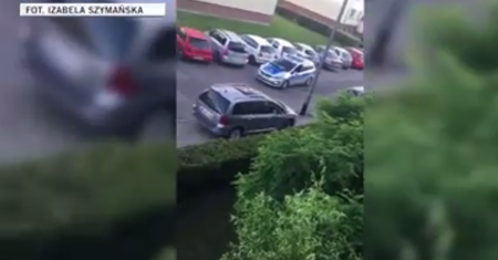 Policjanci wypisują mandaty, a chwilę później sami łamią przepisy