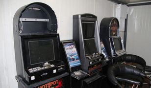 Hazardzista naraził zdrowie swojej córki. Zostawił ją w samochodzie, a sam poszedł grać na hot spotach