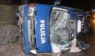 Wpadł w poślizg i dachował