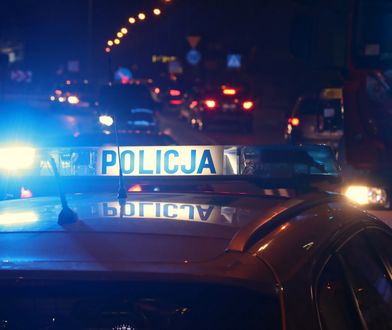 Gorzechówko. Samochód spadł z wiaduktu. Wstrzymano ruch pociągów