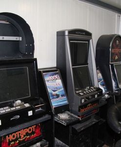 Hazardzista naraził zdrowie swojej córki. Zostawił ją w samochodzie, a sam poszedł grać na hot spotach