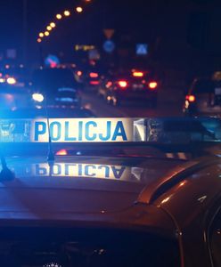 Gorzechówko. Samochód spadł z wiaduktu. Wstrzymano ruch pociągów