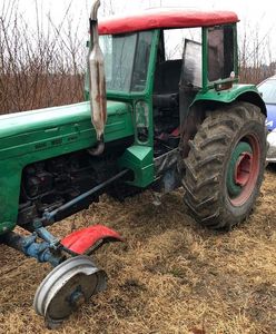 Pościg drogami gruntowymi za ciągnikiem. Stojący z tyłu pasażer kopał w radiowóz