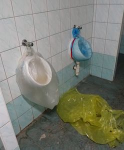 Szokujące zdjęcia z komendy policji Wrocław-Fabryczna. "Syf, smród, wszędzie pełno śmieci"