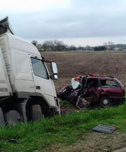 Tir zmiażdżył osobówki koło Chełma. Są zabici