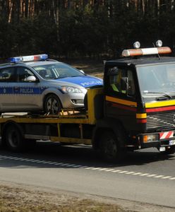 Drogówka zatrzymała dowód kierowcy opla, ale to radiowóz odjechał na lawecie