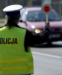 Uciekali kradzionym autem. Uderzyli w drzewo, kolega zostawił rannego