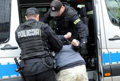 Groził w pociągu, że ma bombę. Do sądu doprowadzony w kasku ochronnym