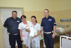 Policjanci przerwali kontrolę i eskortowali rodzącą. "Proszę, pomóżcie"