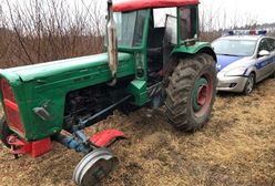 Pościg drogami gruntowymi za ciągnikiem. Stojący z tyłu pasażer kopał w radiowóz