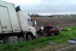 Tir zmiażdżył osobówki koło Chełma. Są zabici