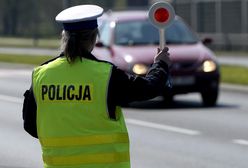 Uciekali kradzionym autem. Uderzyli w drzewo, kolega zostawił rannego