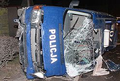 Wpadł w poślizg i dachował