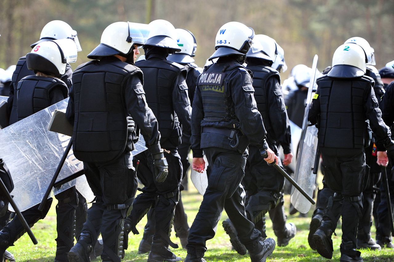 Nowe fakty ws. pobicia policjantów. "Jeden wyleciał na klatkę razem z drzwiami"