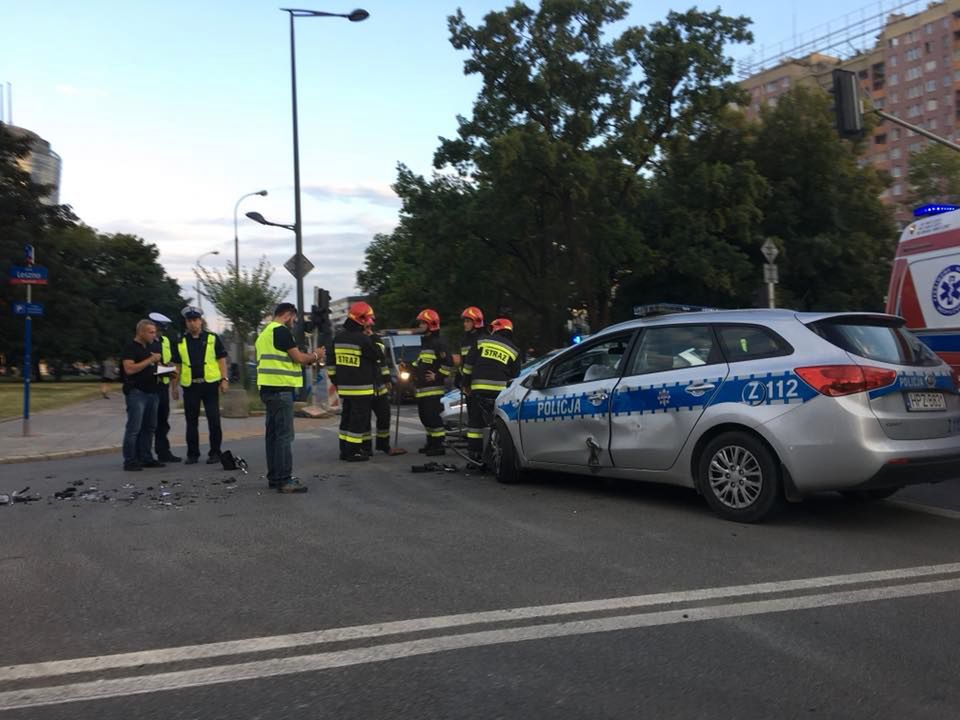 Kolizja w Warszawie. Rozbity radiowóz, dwóch policjantów trafiło do szpitala 