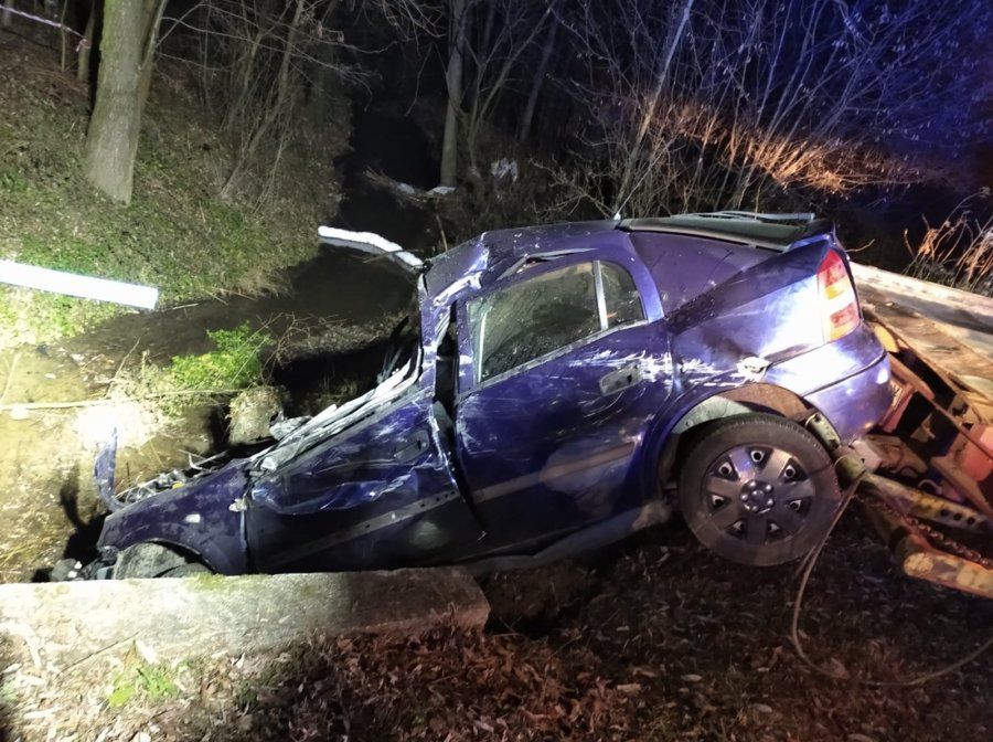 Tragedia na drodze. Auto wpadło do rzeki. Nie żyje kierowca