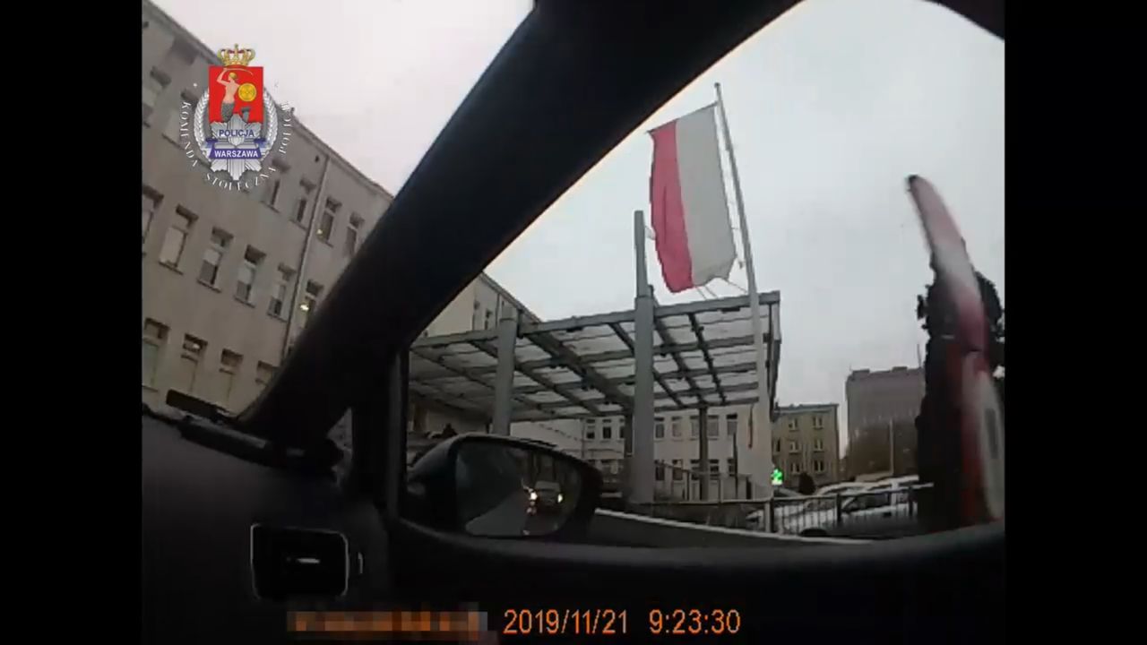 Warszawa. Policjanci eskortowali rodzącą kobietę do szpitala