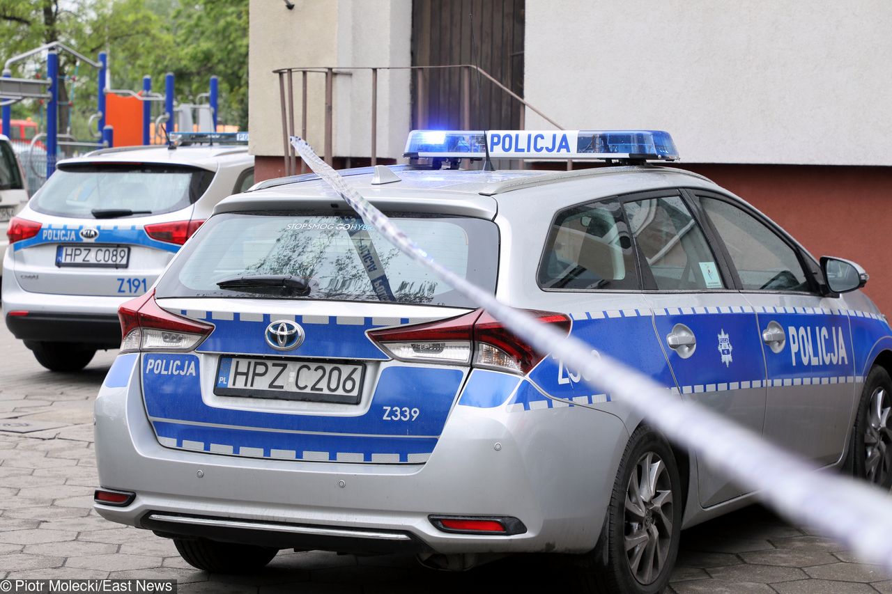 Wyrzucił butelkę po piwie przez balkon. Trafił w panoramiczny dach mercedesa