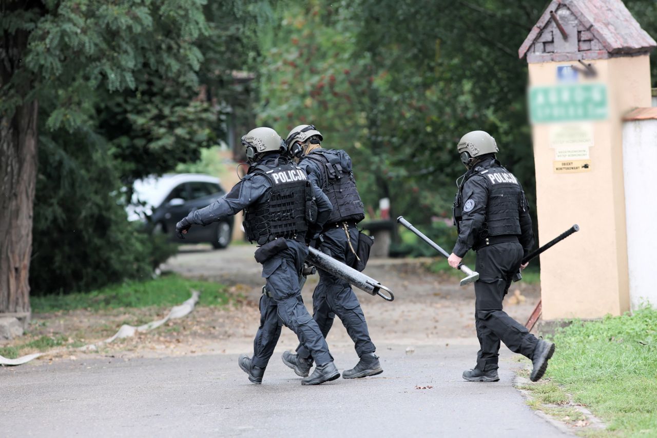 Godziszewo. Policjanci wkroczyli do budynku